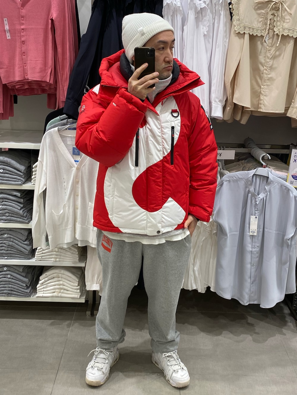 グレー系のスウェット、グレー系のスウェットパンツ、ホワイト系のスニーカーを着用したメンズの冬コーディネートの2枚目の写真