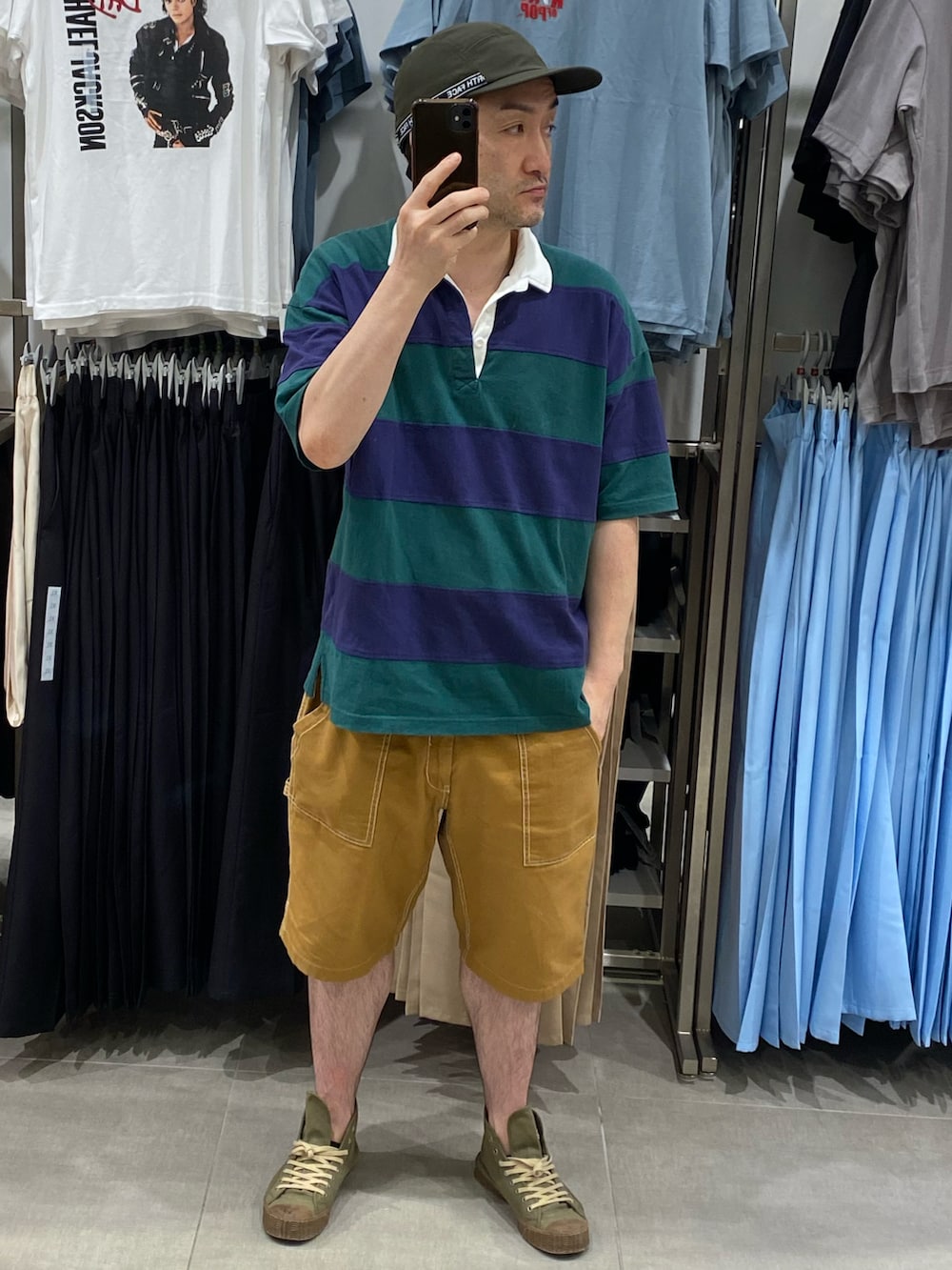 グリーン系のスニーカー、グリーン系のキャップ、その他のその他を着用したメンズの夏コーディネートの2枚目の写真