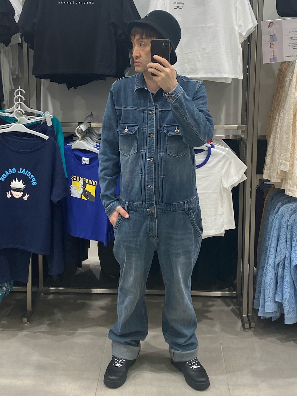 ブルー系のつなぎ/オールインワン、ブラック系のスニーカー、ブラック系のハットを着用したメンズの夏コーディネートの4枚目の写真
