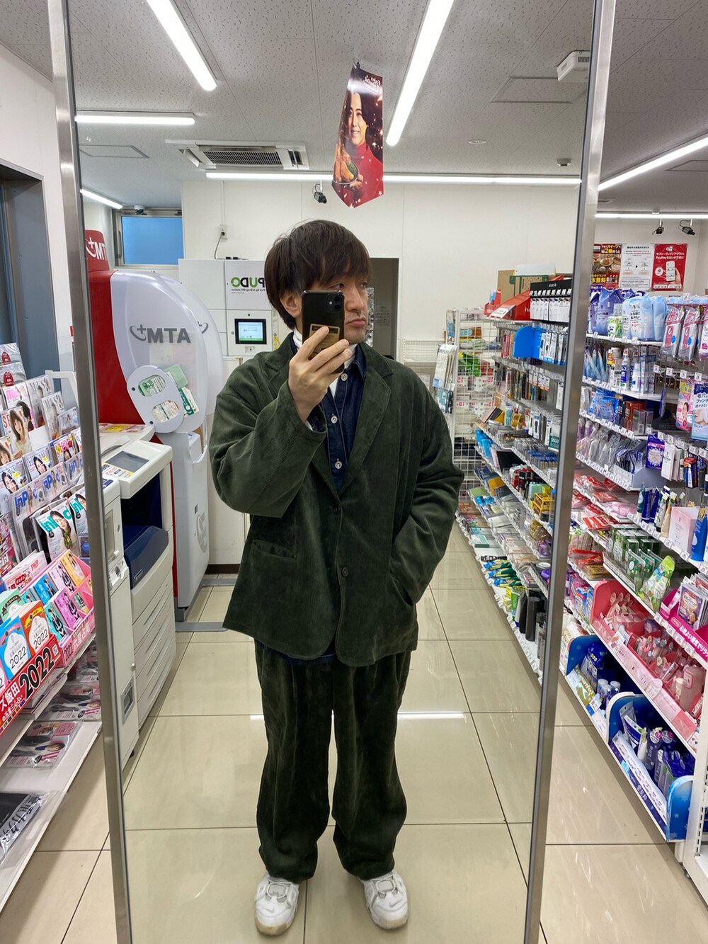 グリーン系のテーラードジャケット、ホワイト系のスニーカー、ブルー系のシャツ/ブラウスを着用したメンズの冬コーディネートの4枚目の写真