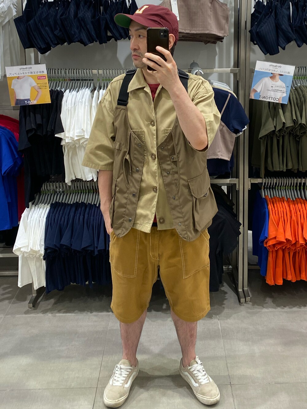 ブラウン系のベスト、ブラウン系のシャツ/ブラウス、ベージュ系のスニーカーを着用したメンズの夏コーディネートの4枚目の写真