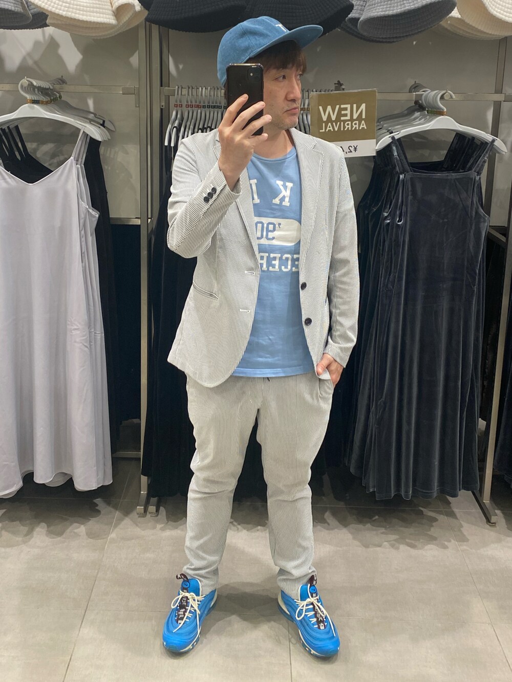 ブルー系のTシャツ/カットソー、その他のテーラードジャケット、その他のスラックスを着用したメンズの秋コーディネートの3枚目の写真