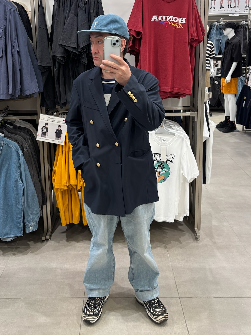 ブルー系のテーラードジャケット、ブルー系のキャップを着用したメンズの秋コーディネートの2枚目の写真