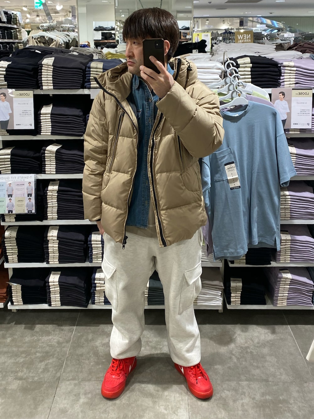 ベージュ系のダウンジャケット/コート、ブルー系のシャツ/ブラウス、グレー系のカーゴパンツを着用したメンズの冬コーディネートの4枚目の写真