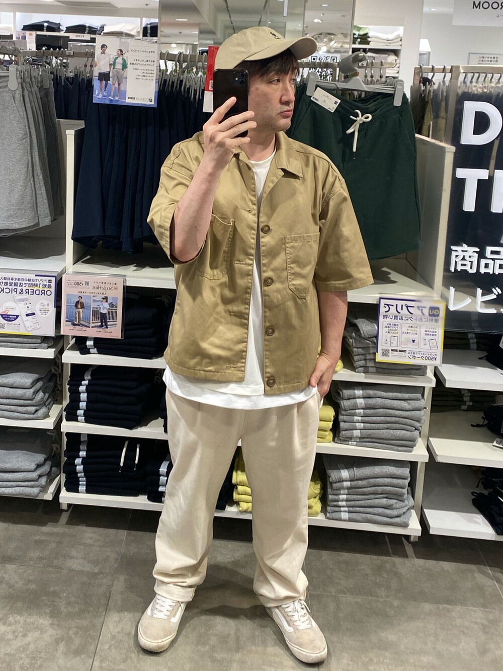 ブラウン系のシャツ/ブラウス、ホワイト系のTシャツ/カットソー、ホワイト系のスラックスを着用したメンズの夏コーディネートの2枚目の写真