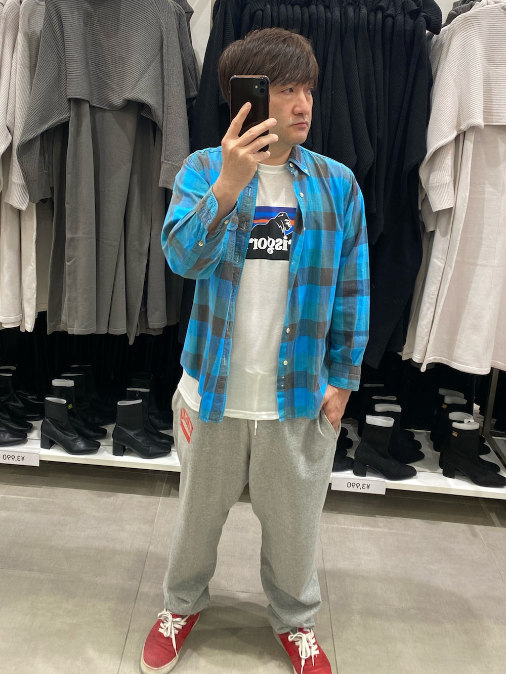 ホワイト系のTシャツ/カットソー、グレー系のスウェットパンツ、ブラック系のキャップを着用したメンズの秋コーディネートの4枚目の写真