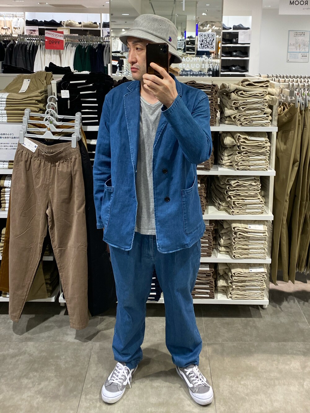 グレー系のTシャツ/カットソー、グレー系のスニーカー、ブルー系のセットアップを着用したメンズの秋コーディネートの2枚目の写真