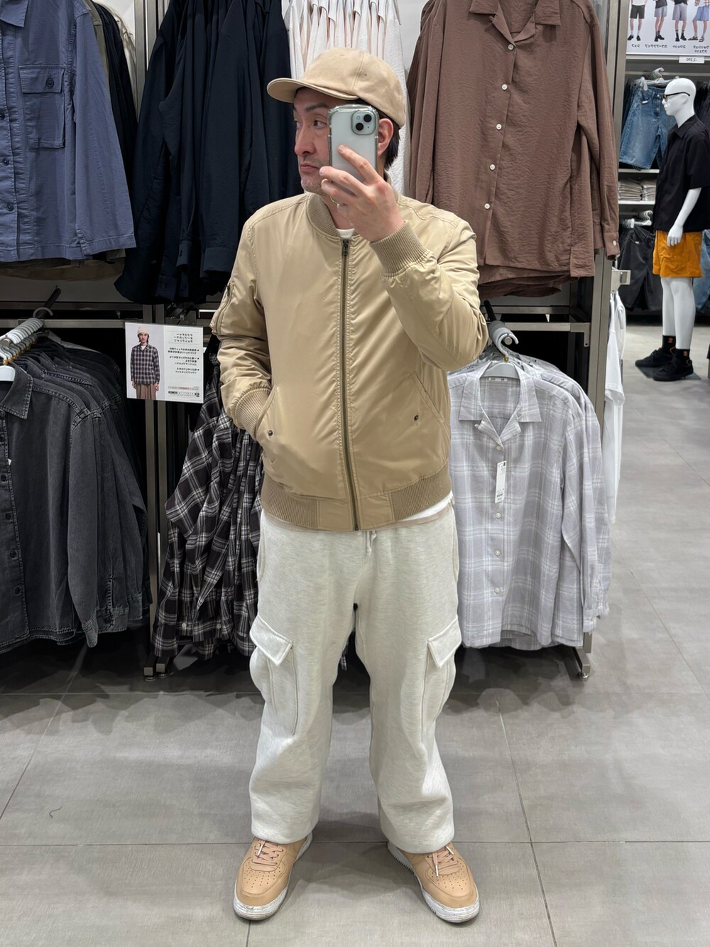 グレー系のカーゴパンツ、ベージュ系のTシャツ/カットソー、ベージュ系のスニーカーを着用したメンズの冬コーディネートの3枚目の写真