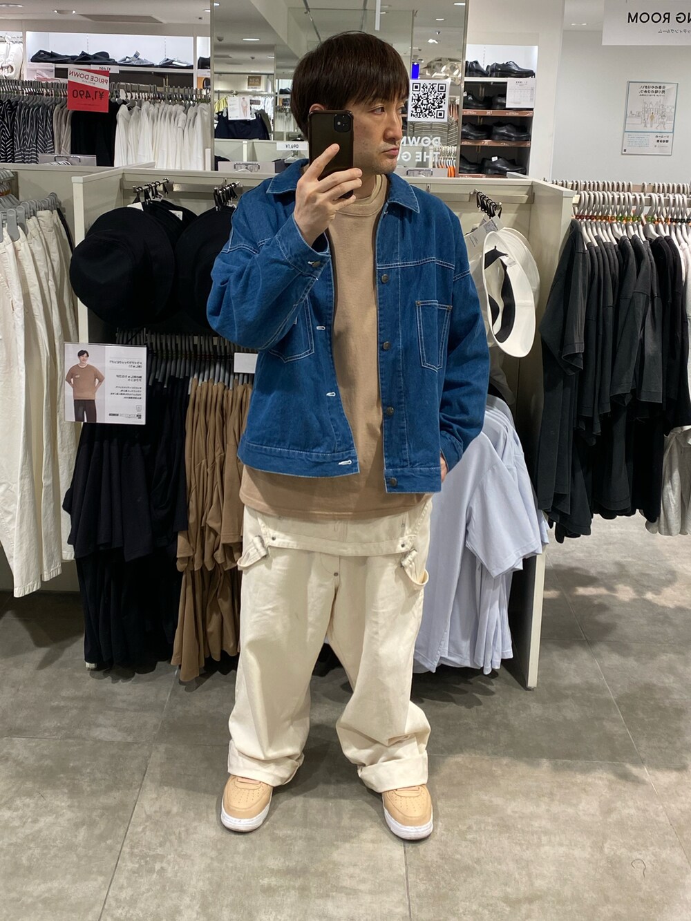 ブルー系のデニムジャケット、ベージュ系のTシャツ/カットソー、ホワイト系のサロペット/オーバーオールを着用したメンズの春コーディネートの3枚目の写真