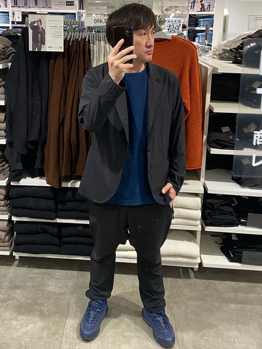 ブルー系のテーラードジャケット、ブラック系のその他パンツ、ブルー系のTシャツ/カットソーを着用したメンズの秋コーディネートの4枚目の写真