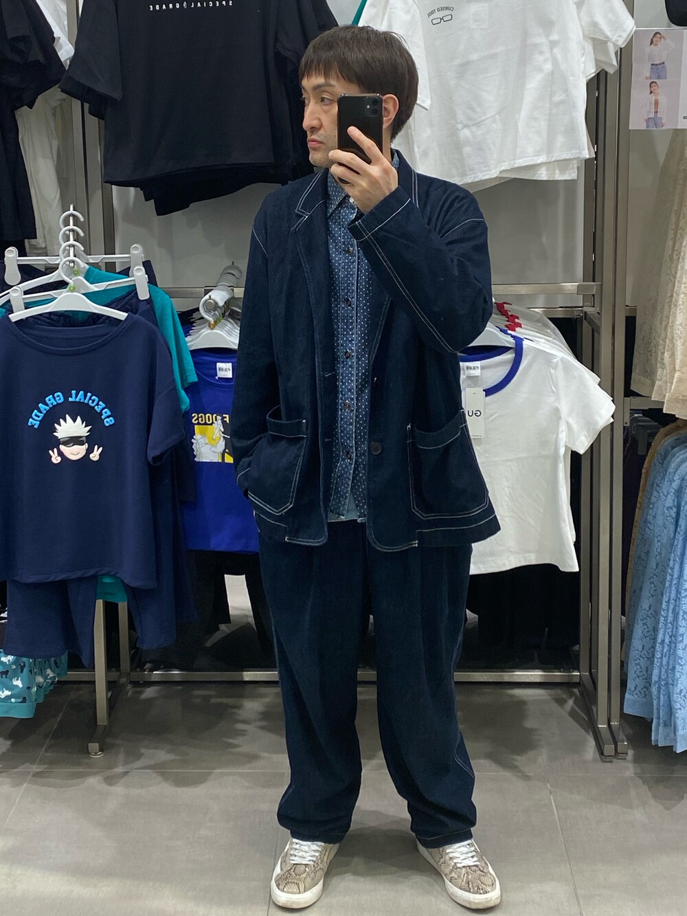 ブルー系のデニムジャケット、ブルー系のデニムパンツ、その他のスニーカーを着用したメンズの夏コーディネートの4枚目の写真