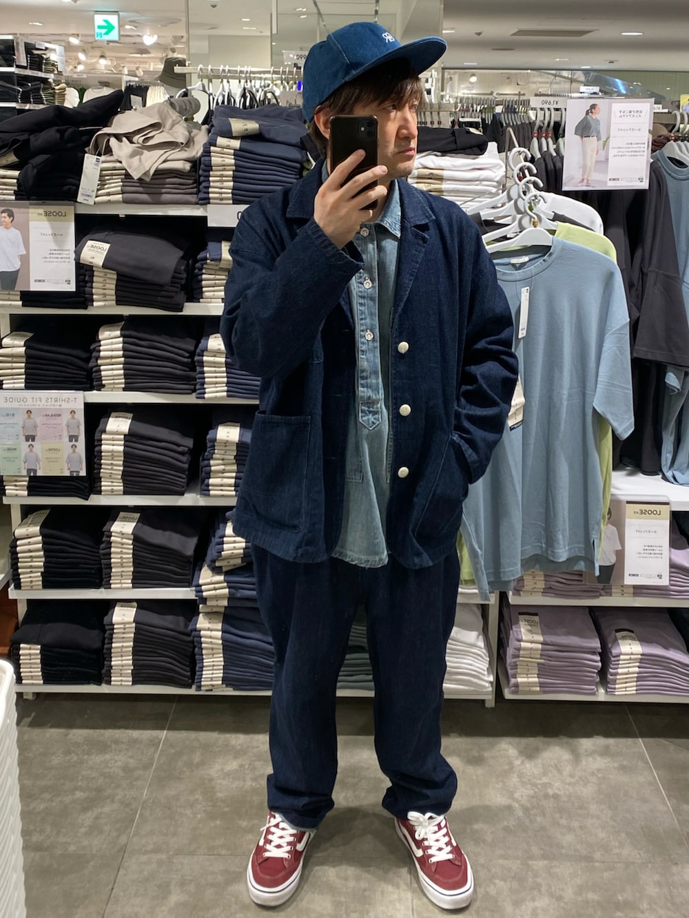 ブルー系のテーラードジャケット、ブルー系のその他パンツ、レッド系のスニーカーを着用したメンズの春コーディネートの3枚目の写真