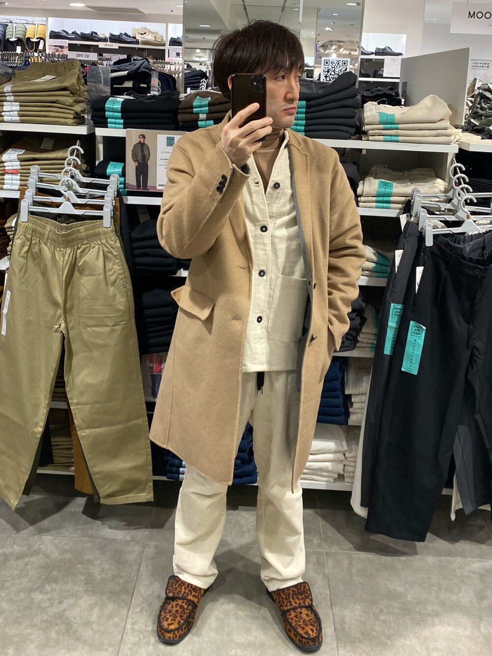 ホワイト系のブルゾン、ベージュ系のトップス、その他のスニーカーを着用したメンズの秋コーディネートの4枚目の写真