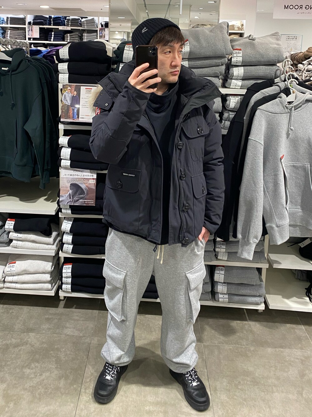 ブルー系のダウンジャケット/コート、グレー系のスウェットパンツ、ブラック系のスニーカーを着用したメンズの冬コーディネートの4枚目の写真