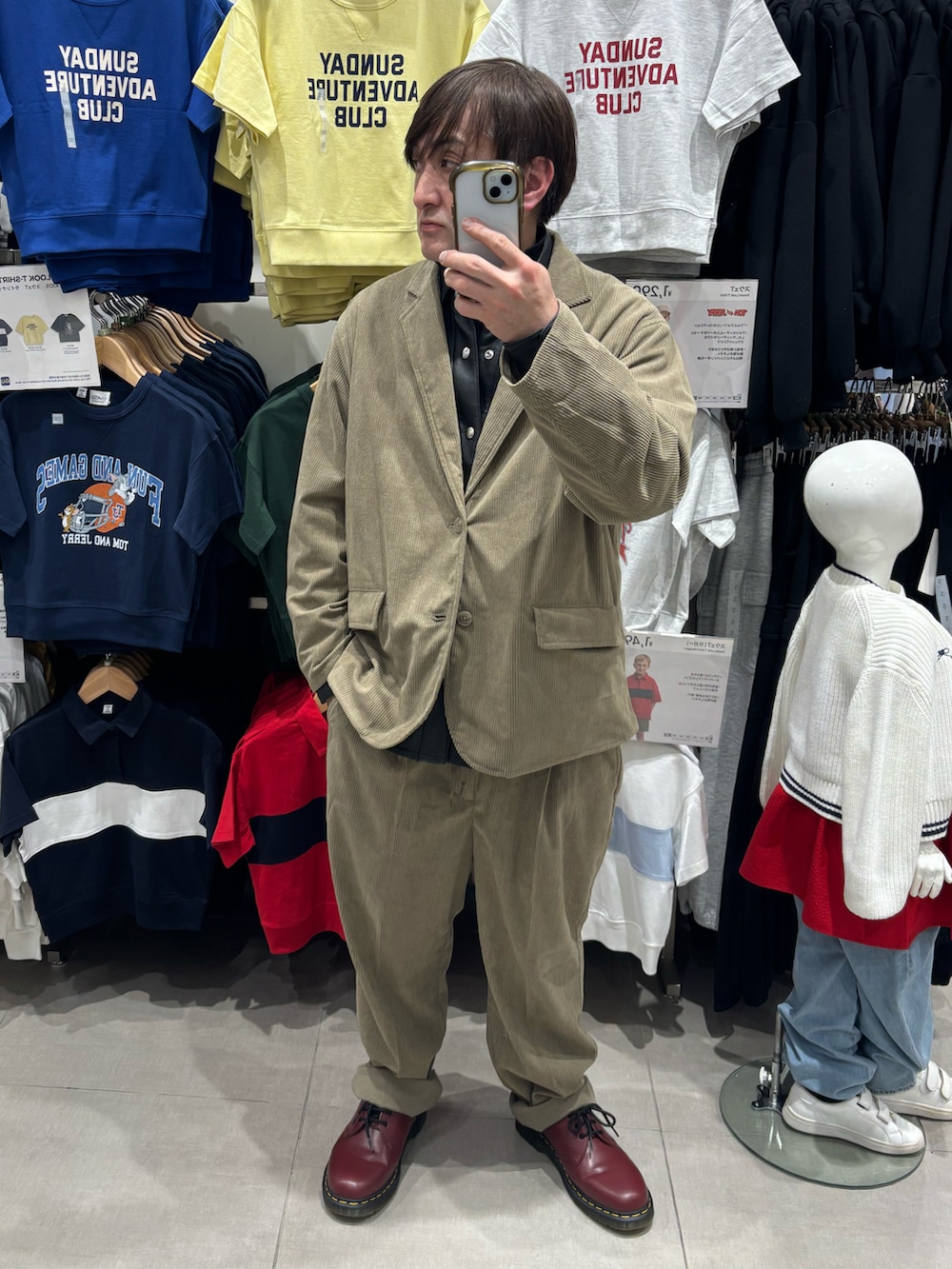 ベージュ系のテーラードジャケット、ブラウン系のドレスシューズを着用したメンズの春コーディネートの2枚目の写真