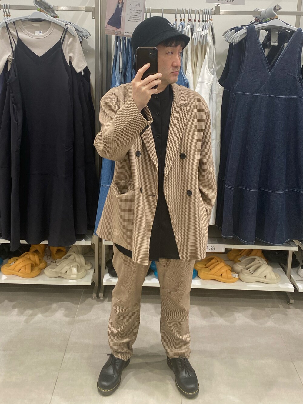 ブラウン系のセットアップ、その他のスラックス、ブラック系のドレスシューズを着用したメンズの春コーディネートの4枚目の写真