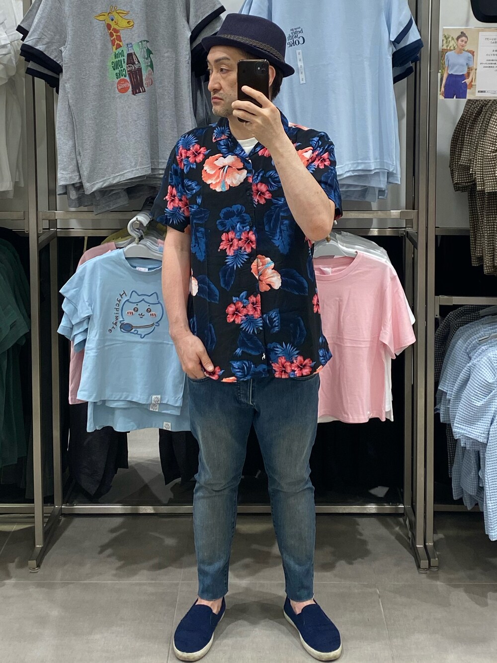 その他のトップス、ホワイト系のTシャツ/カットソー、ブルー系のデニムパンツを着用したメンズの夏コーディネートの2枚目の写真