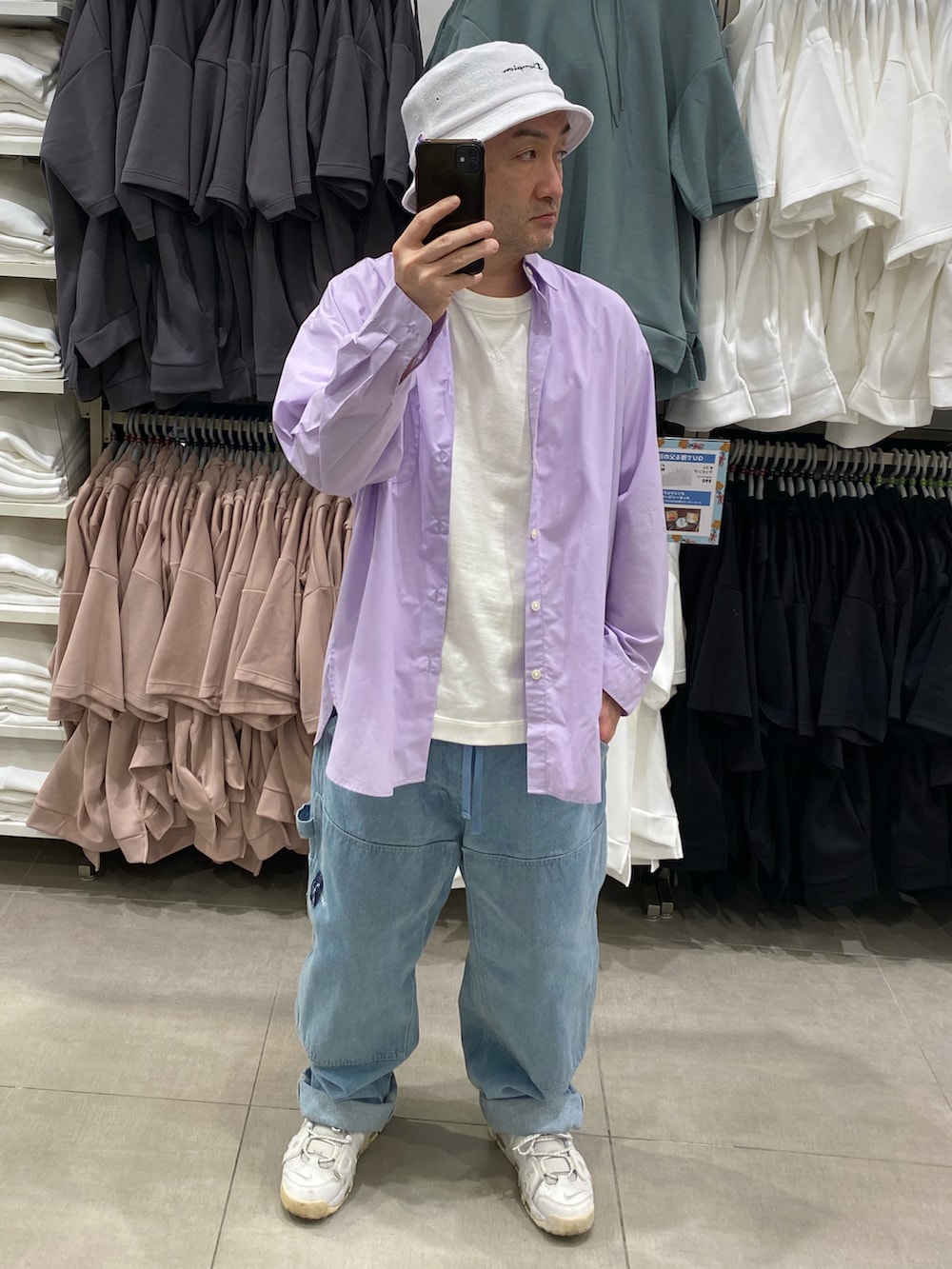 パープル系のシャツ/ブラウス、ブルー系のその他パンツ、ホワイト系のスニーカーを着用したメンズの夏コーディネートの3枚目の写真
