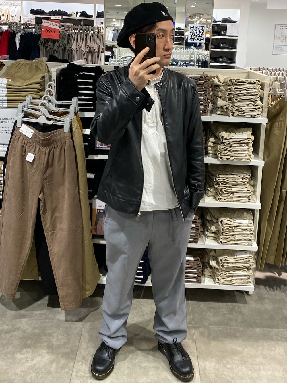 ブラック系のライダースジャケット、ブラック系のショルダーバッグ、グレー系のスラックスを着用したメンズの秋コーディネートの2枚目の写真
