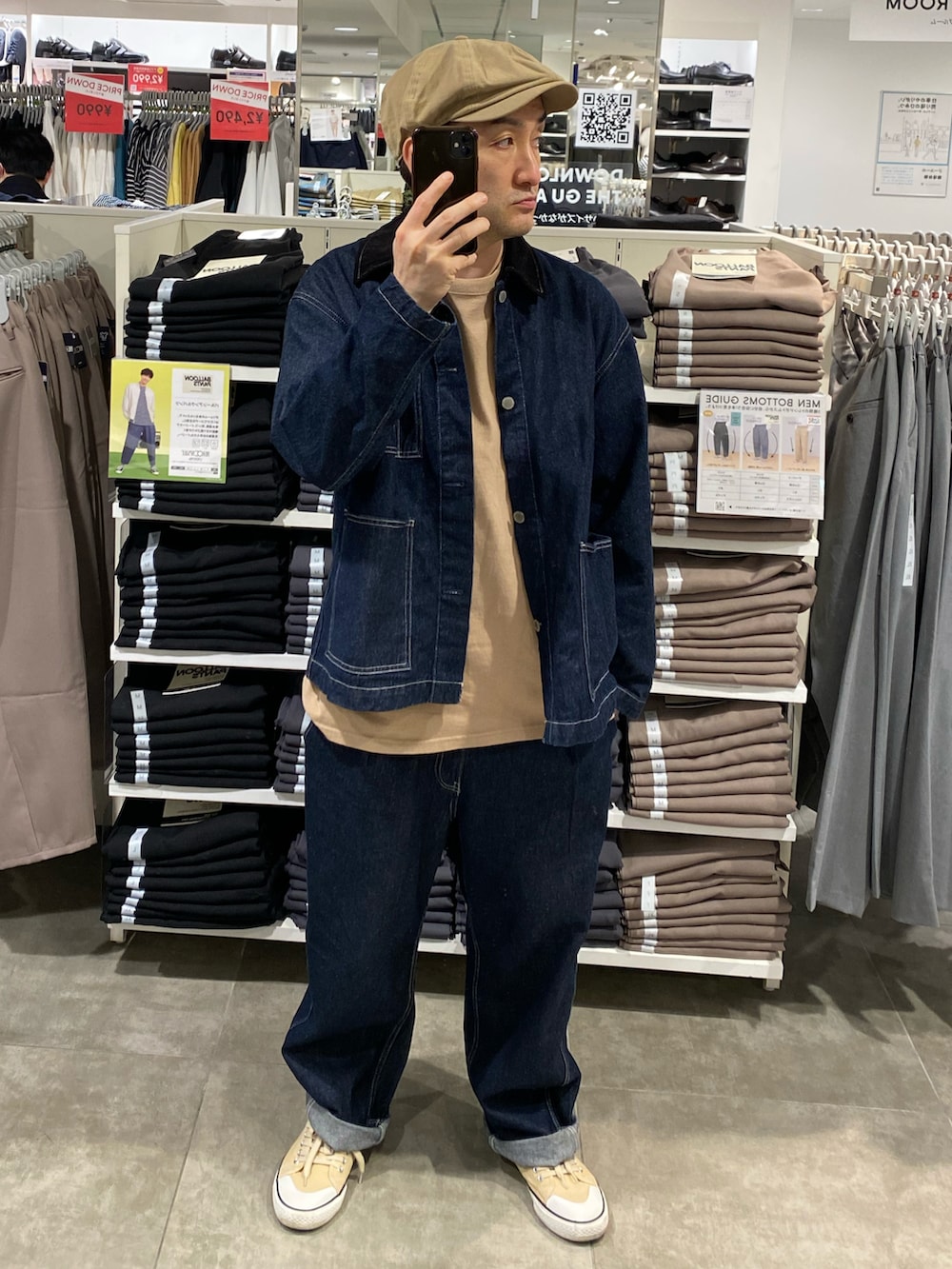 ベージュ系のTシャツ/カットソー、ブルー系のカバーオール、ブルー系のデニムパンツを着用したメンズの春コーディネートの3枚目の写真