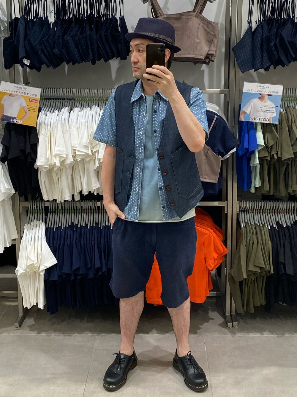 ブルー系のシャツ/ブラウス、ブルー系のその他パンツ、ブラック系のドレスシューズを着用したメンズの夏コーディネートの2枚目の写真