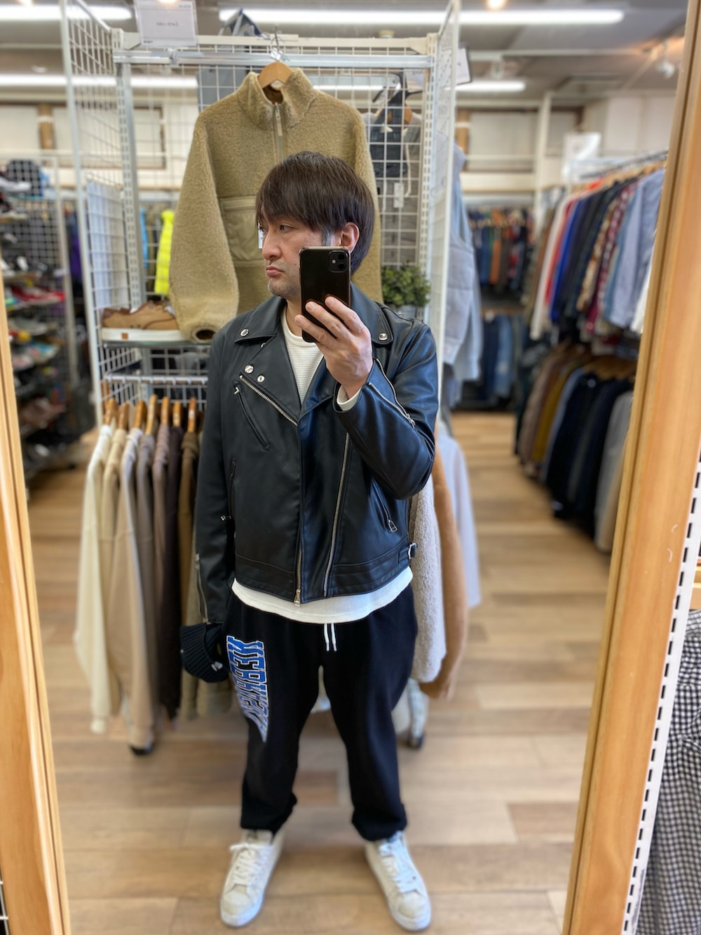 ブラック系のライダースジャケット、ホワイト系のTシャツ/カットソー、ブラック系のスウェットパンツを着用したメンズの秋コーディネートの5枚目の写真