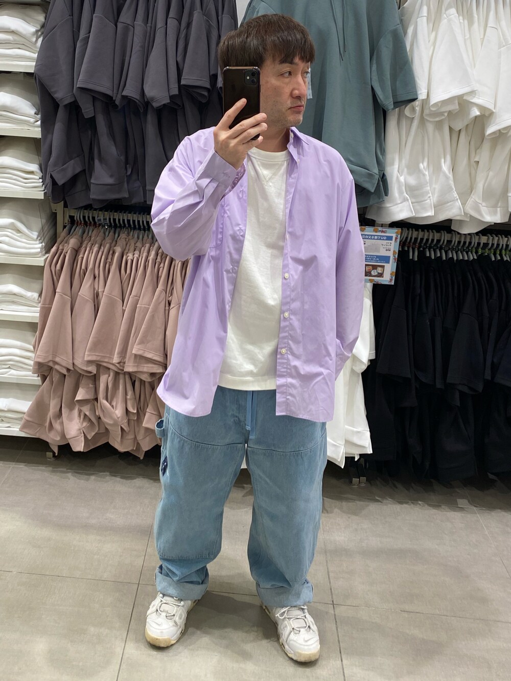 パープル系のシャツ/ブラウス、ブルー系のその他パンツ、ホワイト系のスニーカーを着用したメンズの夏コーディネートの5枚目の写真