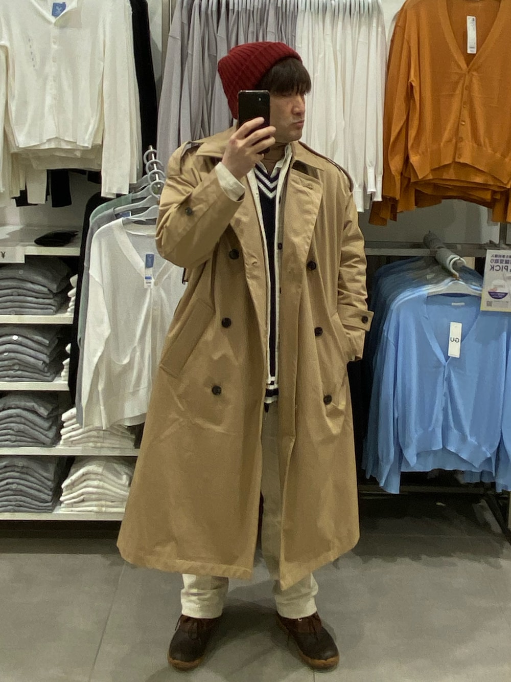 ホワイト系のその他パンツ、ベージュ系のトレンチコート、ホワイト系のブルゾンを着用したメンズの春コーディネートの5枚目の写真