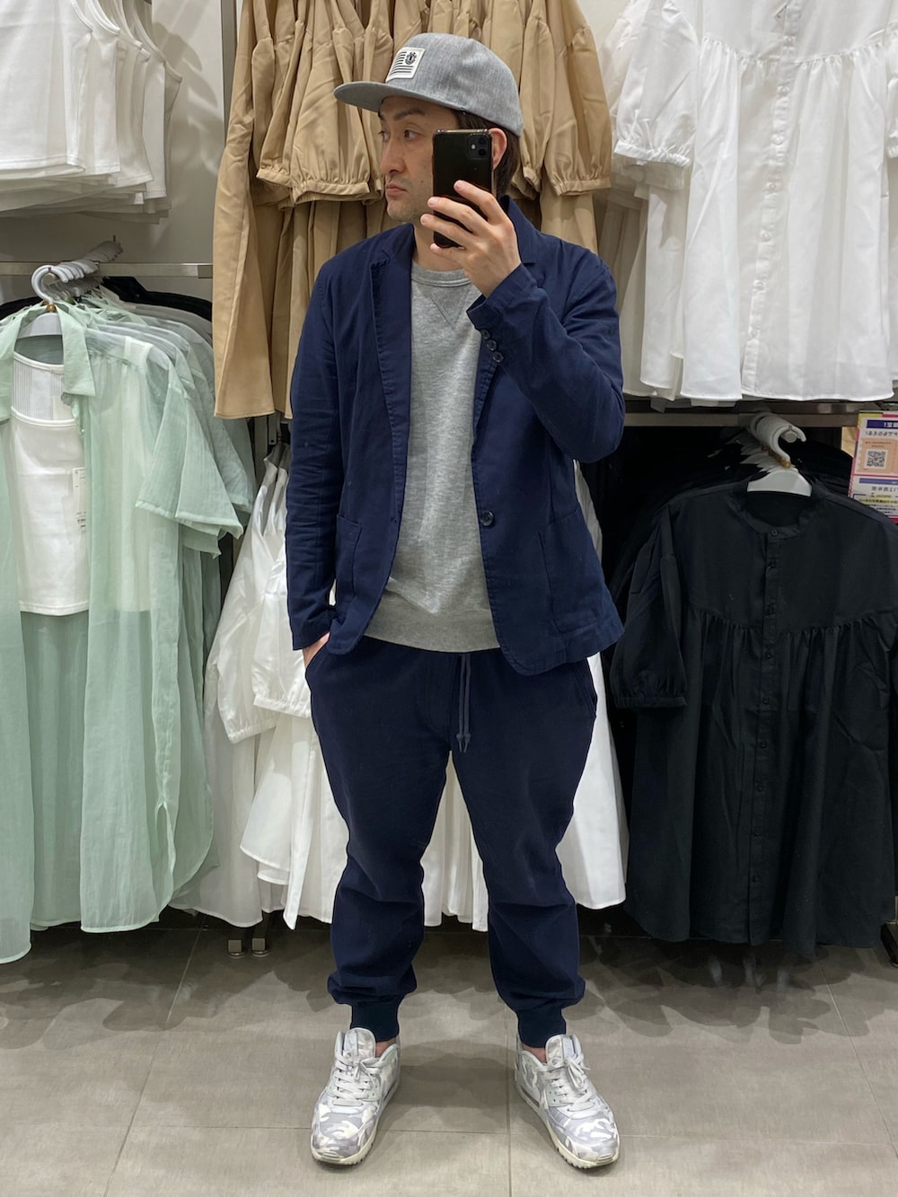 グレー系のTシャツ/カットソー、ブルー系のテーラードジャケット、ブルー系のその他パンツを着用したメンズの春コーディネートの2枚目の写真