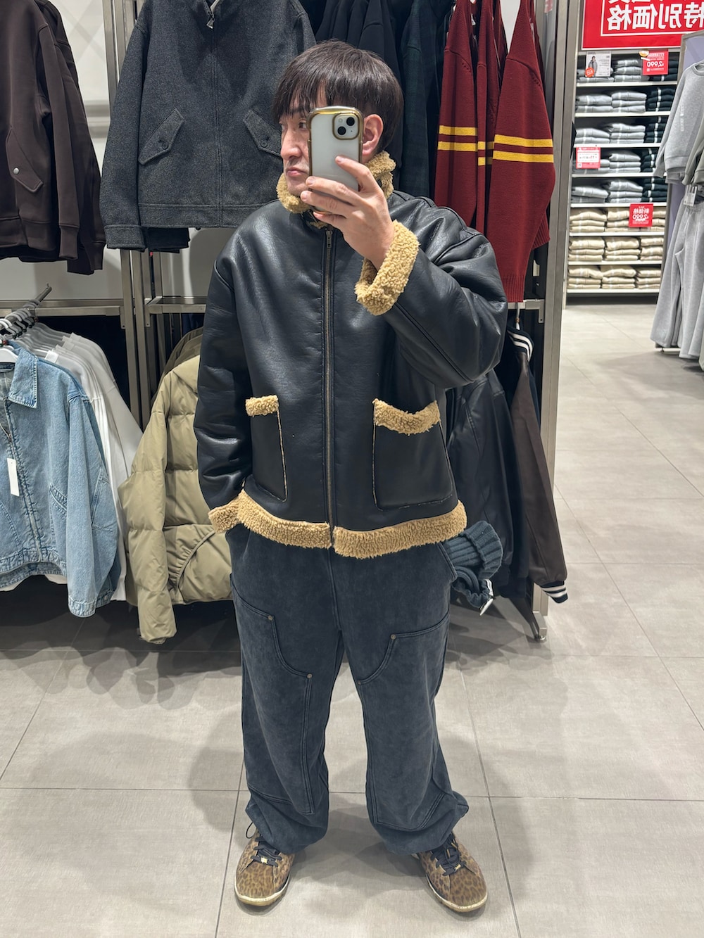 グレー系のスウェットパンツ、ブラック系のブルゾン、その他のスニーカーを着用したメンズの春コーディネートの3枚目の写真