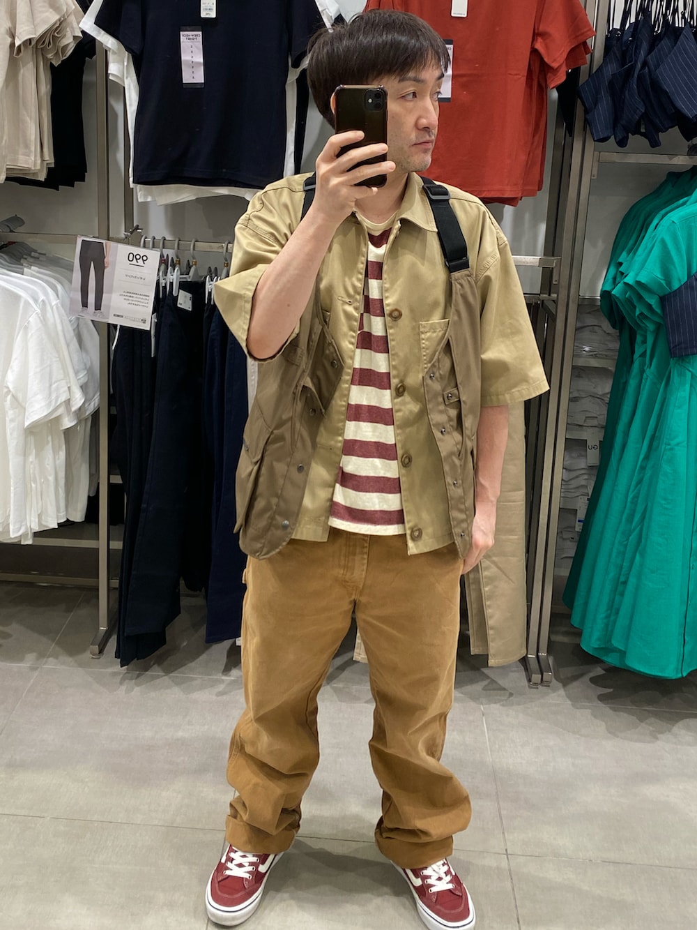 その他のTシャツ/カットソー、ブラウン系のシャツ/ブラウス、ブラウン系のベストを着用したメンズの秋コーディネートの5枚目の写真