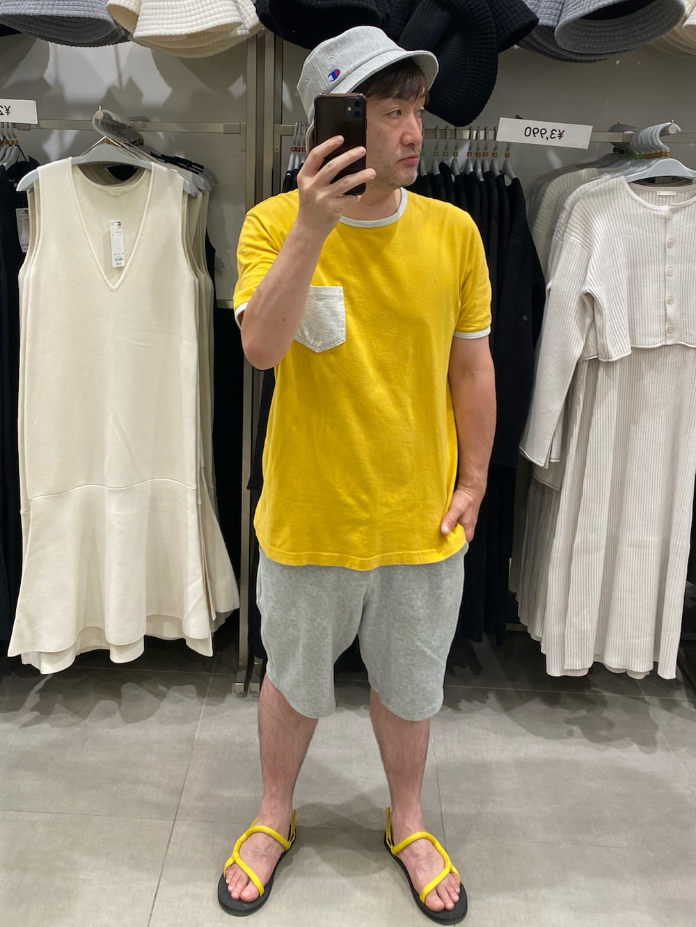 イエロー系のTシャツ/カットソー、イエロー系のサンダル、グレー系のハットを着用したメンズの夏コーディネートの2枚目の写真