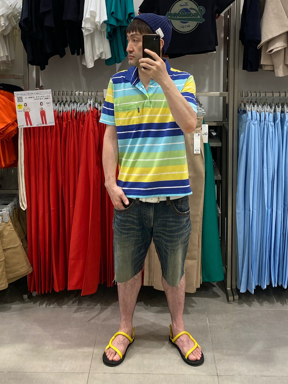 イエロー系のサンダル、その他のポロシャツ、ブルー系のニットキャップ/ビーニーを着用したメンズの夏コーディネートの4枚目の写真