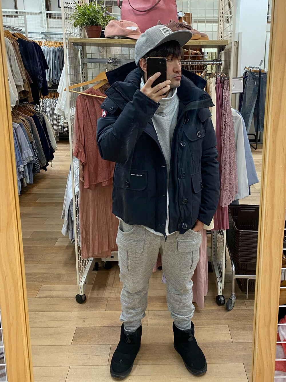 グレー系のスウェットパンツ、ブラック系のブーツ、グレー系のスウェットを着用したメンズの春コーディネートの2枚目の写真