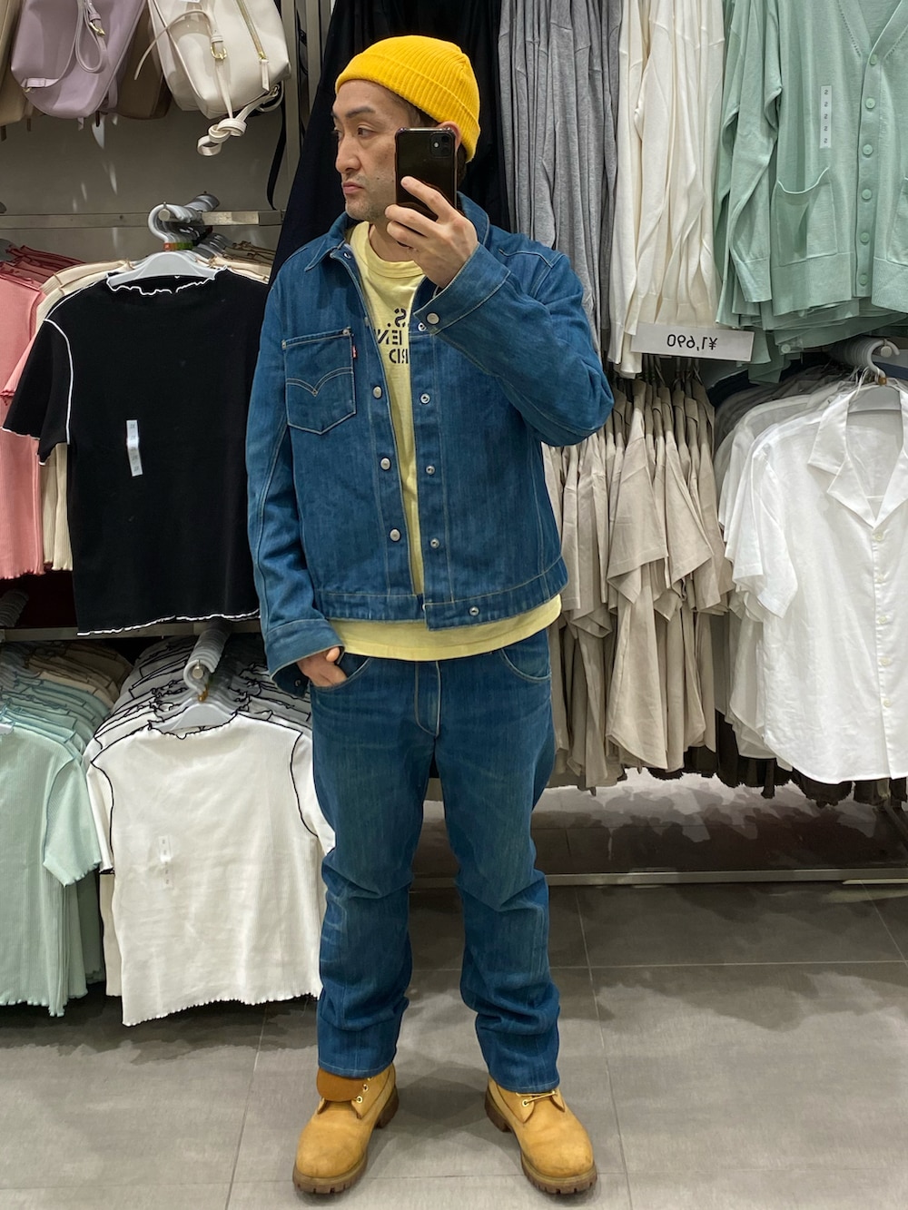 ブルー系のデニムジャケット、ブルー系のデニムパンツ、ベージュ系のブーツを着用したメンズの春コーディネートの2枚目の写真