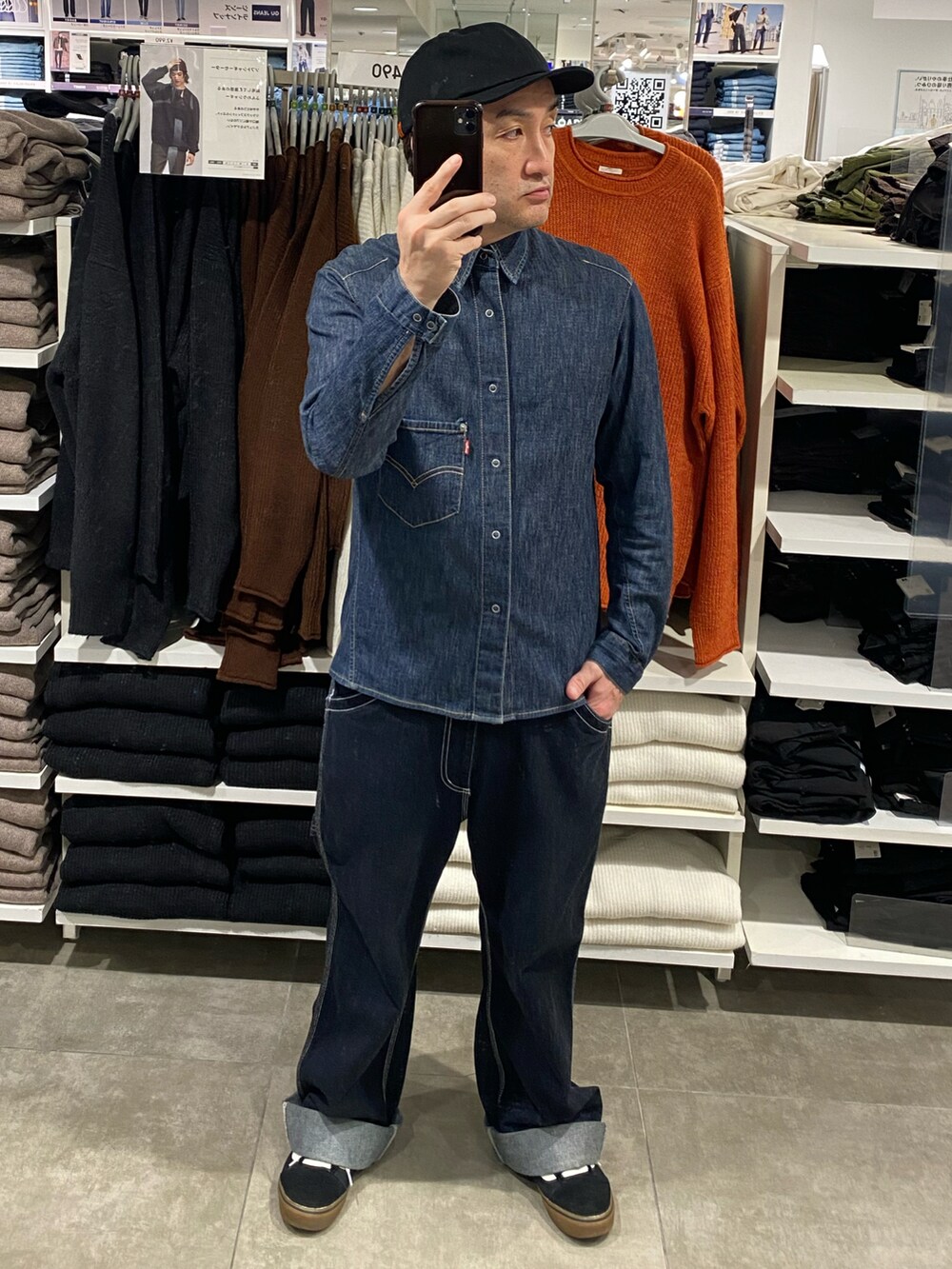 ブラック系のスニーカー、ブラック系のTシャツ/カットソー、ブルー系のデニムジャケットを着用したメンズの秋コーディネートの2枚目の写真