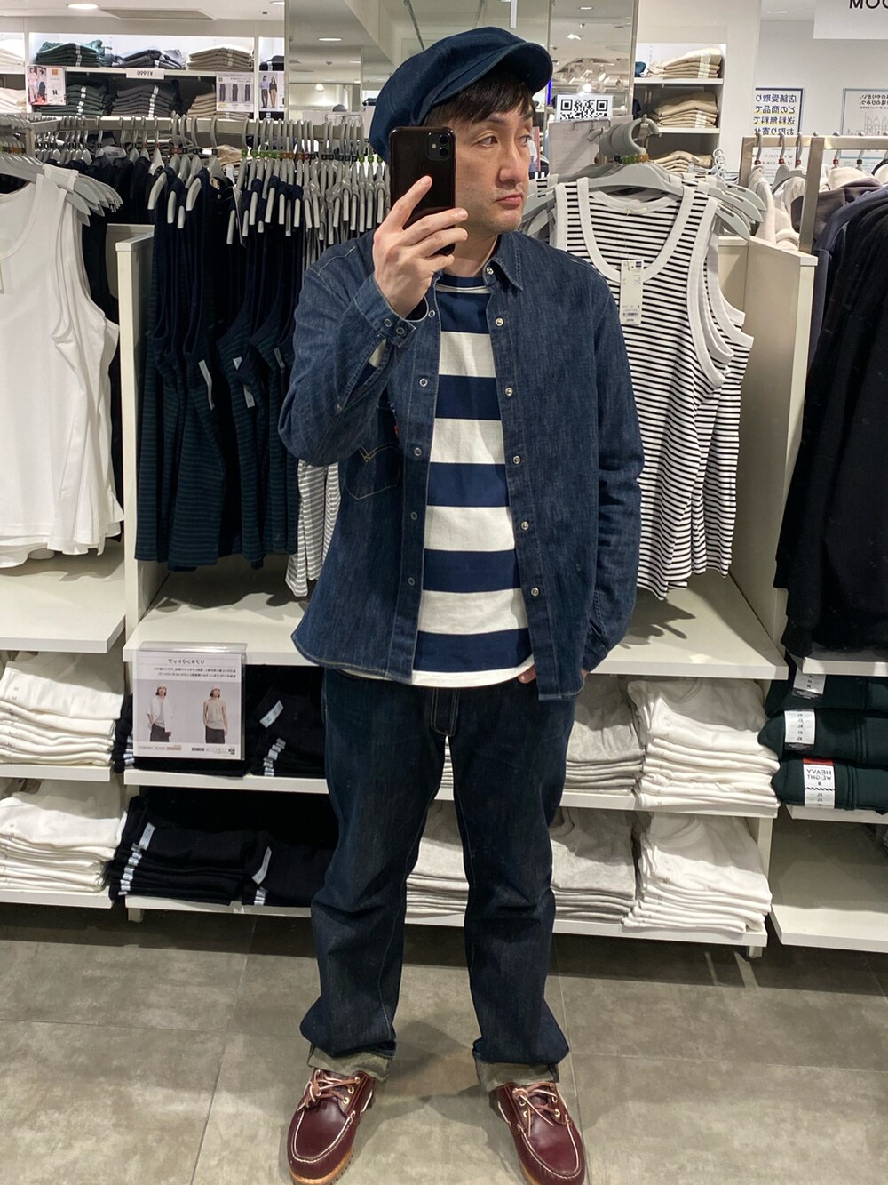 ブルー系のTシャツ/カットソー、ブルー系のシャツ/ブラウス、ブルー系のデニムパンツを着用したメンズの春コーディネートの2枚目の写真