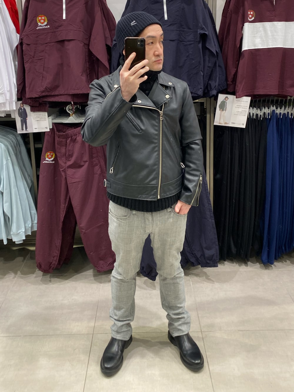 ブラック系のライダースジャケット、ブラック系のニット/セーター、その他のパンツを着用したメンズの春コーディネートの3枚目の写真