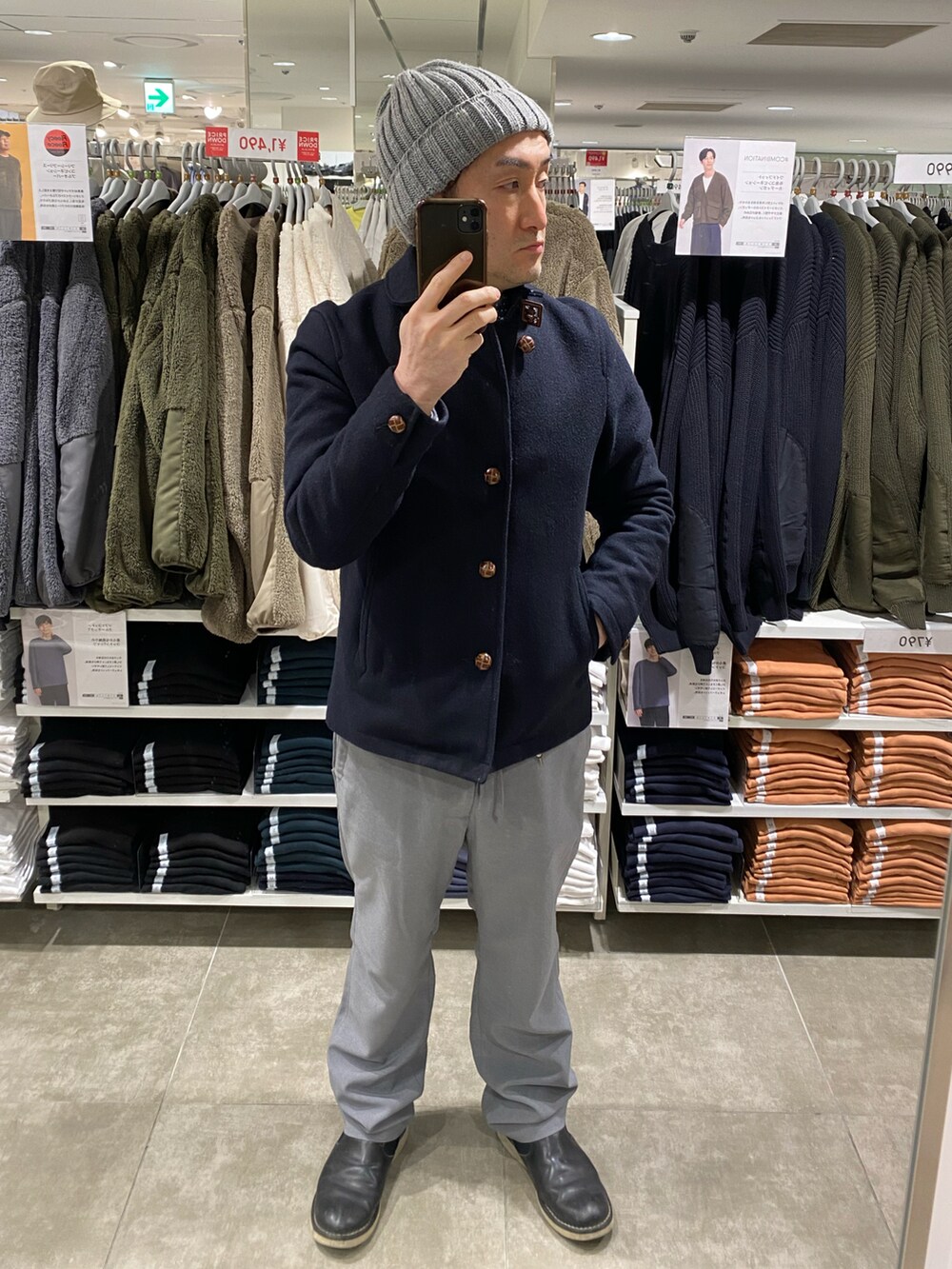 グレー系のスラックス、ブラック系のブーティ、ブルー系のシャツ/ブラウスを着用したメンズの冬コーディネートの3枚目の写真