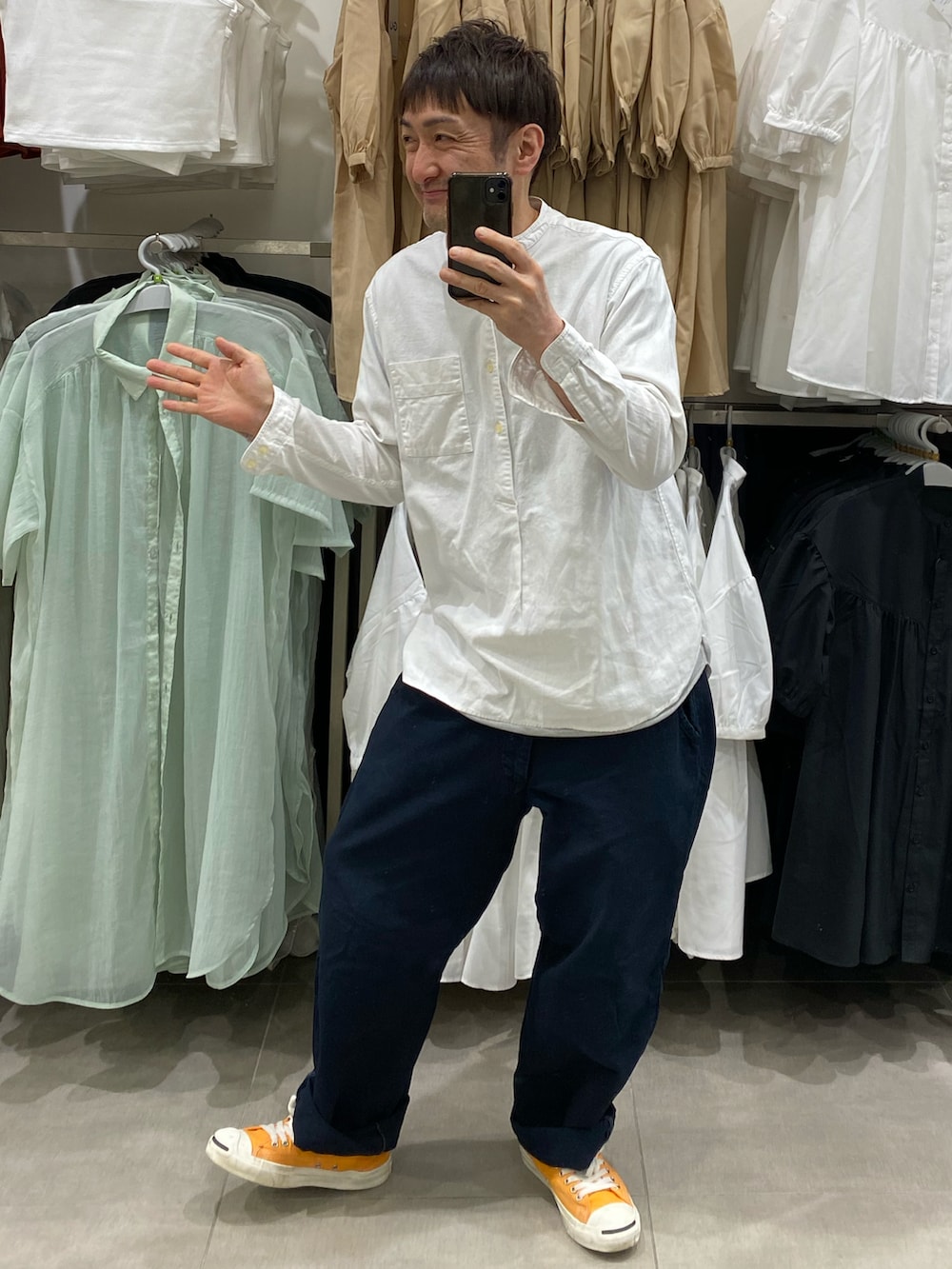 ホワイト系のシャツ/ブラウス、ブルー系のその他パンツ、オレンジ系のスニーカーを着用したメンズの春コーディネートの3枚目の写真