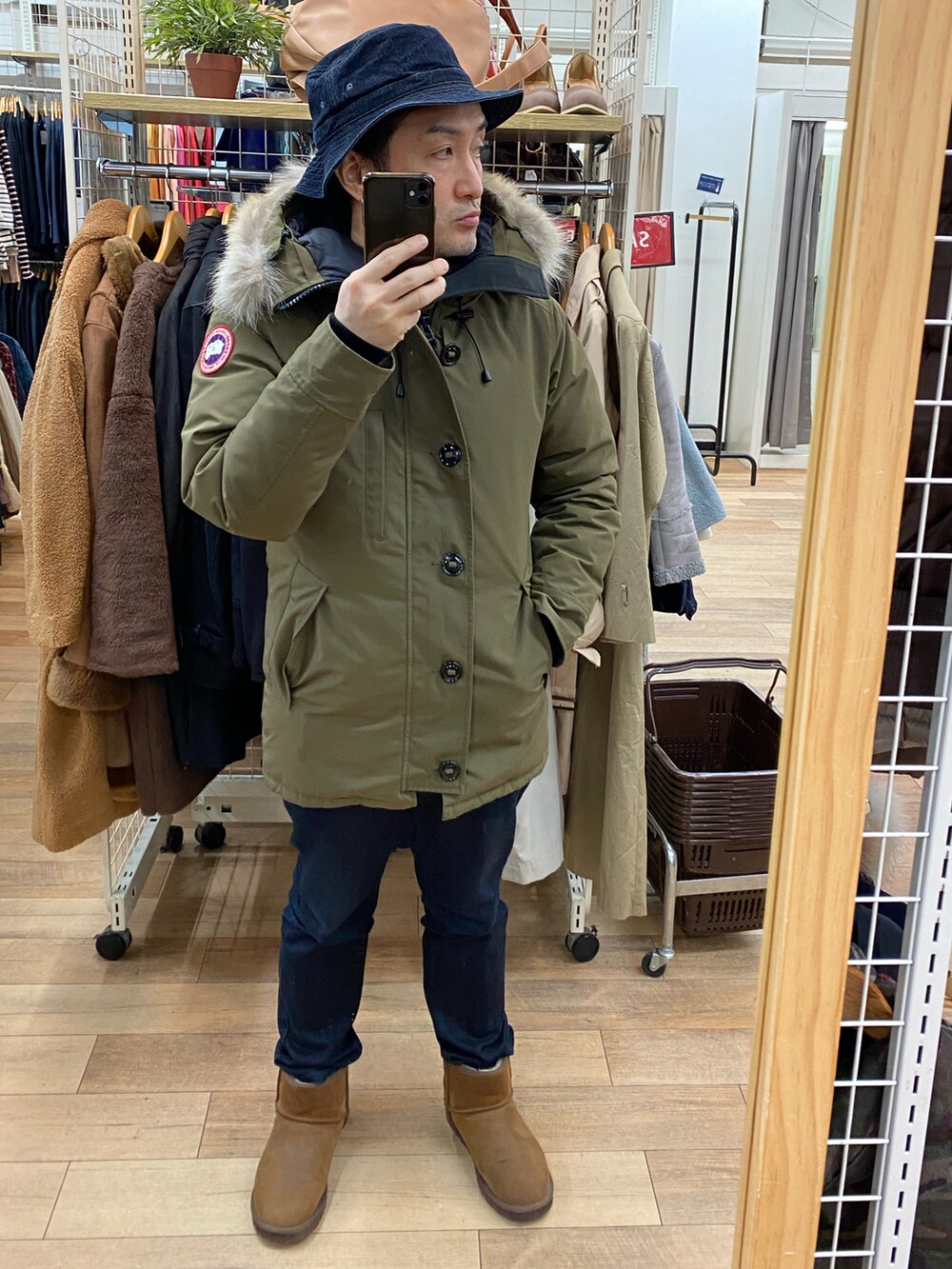 ブルー系のデニムパンツ、ブラウン系のブーツ、ブルー系のシャツ/ブラウスを着用したメンズの冬コーディネートの5枚目の写真