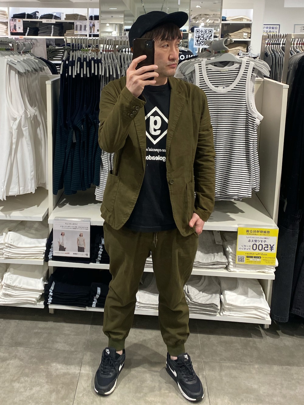 ブラック系のTシャツ/カットソー、グリーン系のセットアップ、ブラック系のスニーカーを着用したメンズの夏コーディネートの2枚目の写真