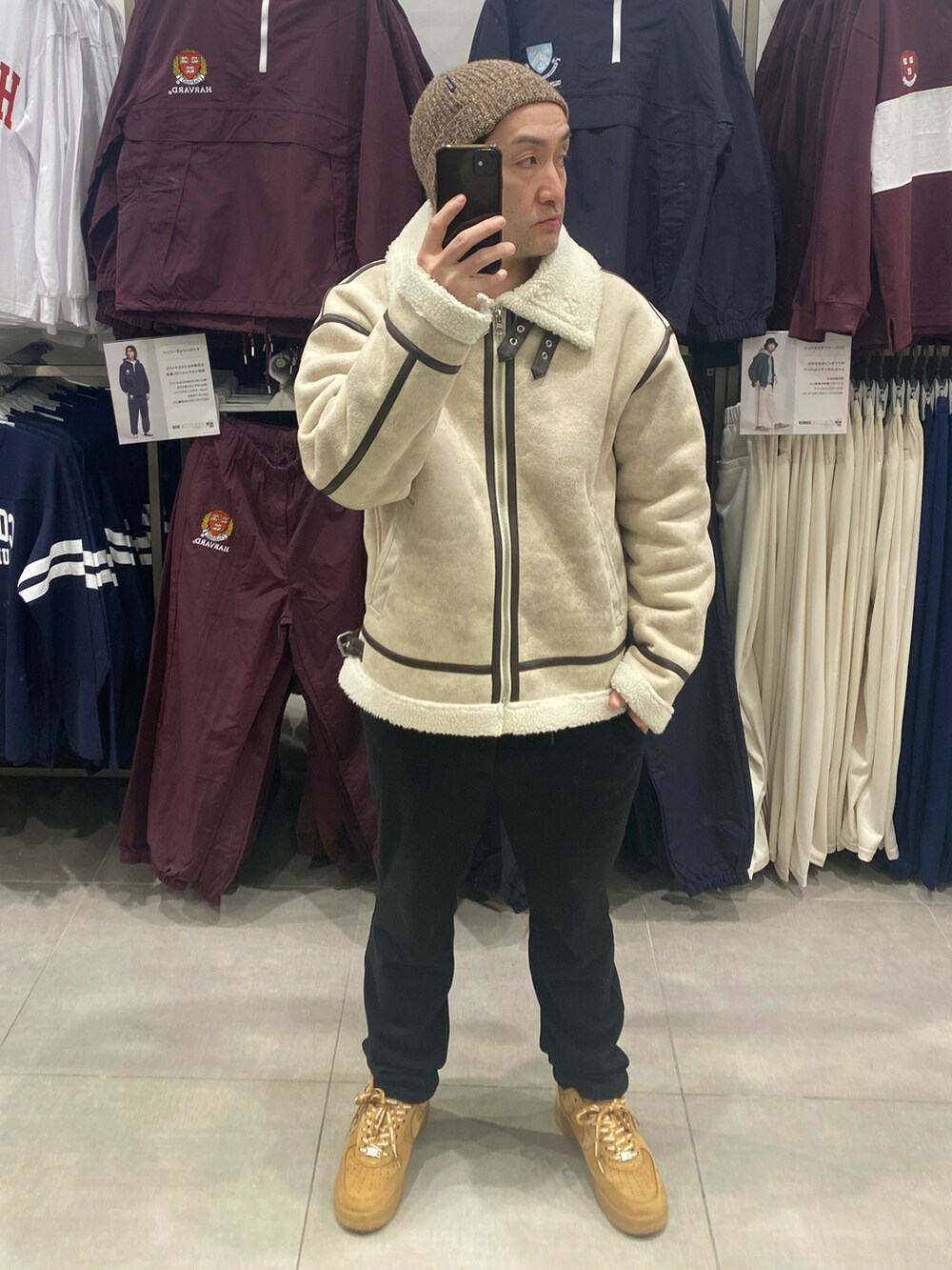 ホワイト系のブルゾン、ブラック系のその他パンツ、ブラウン系のスニーカーを着用したメンズの冬コーディネートの4枚目の写真