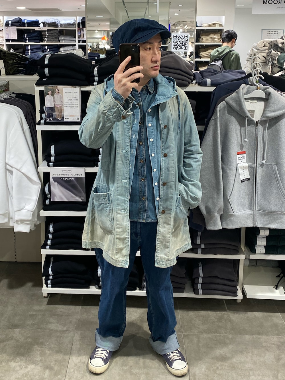 ブルー系のシャツ/ブラウス、ブルー系のデニムパンツ、ブルー系のスニーカーを着用したメンズの春コーディネートの4枚目の写真