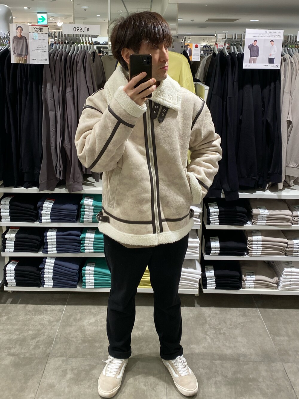 ブラウン系のスウェット、ブラック系のその他パンツ、ベージュ系のスニーカーを着用したメンズの冬コーディネートの3枚目の写真