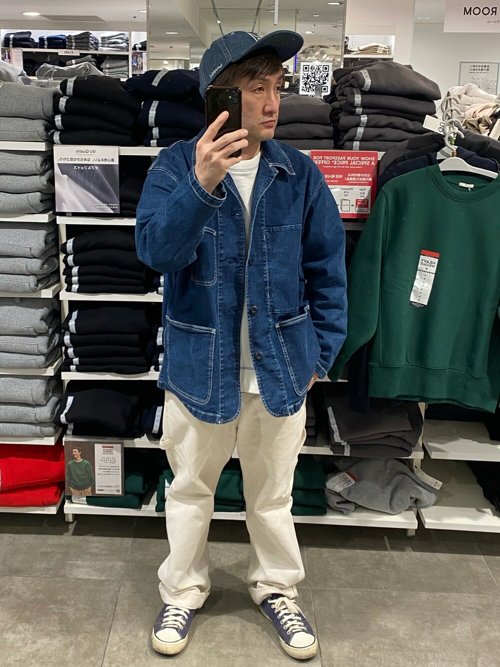 ブルー系のカバーオール、ホワイト系のその他パンツ、ブルー系のスニーカーを着用したメンズの春コーディネートの2枚目の写真