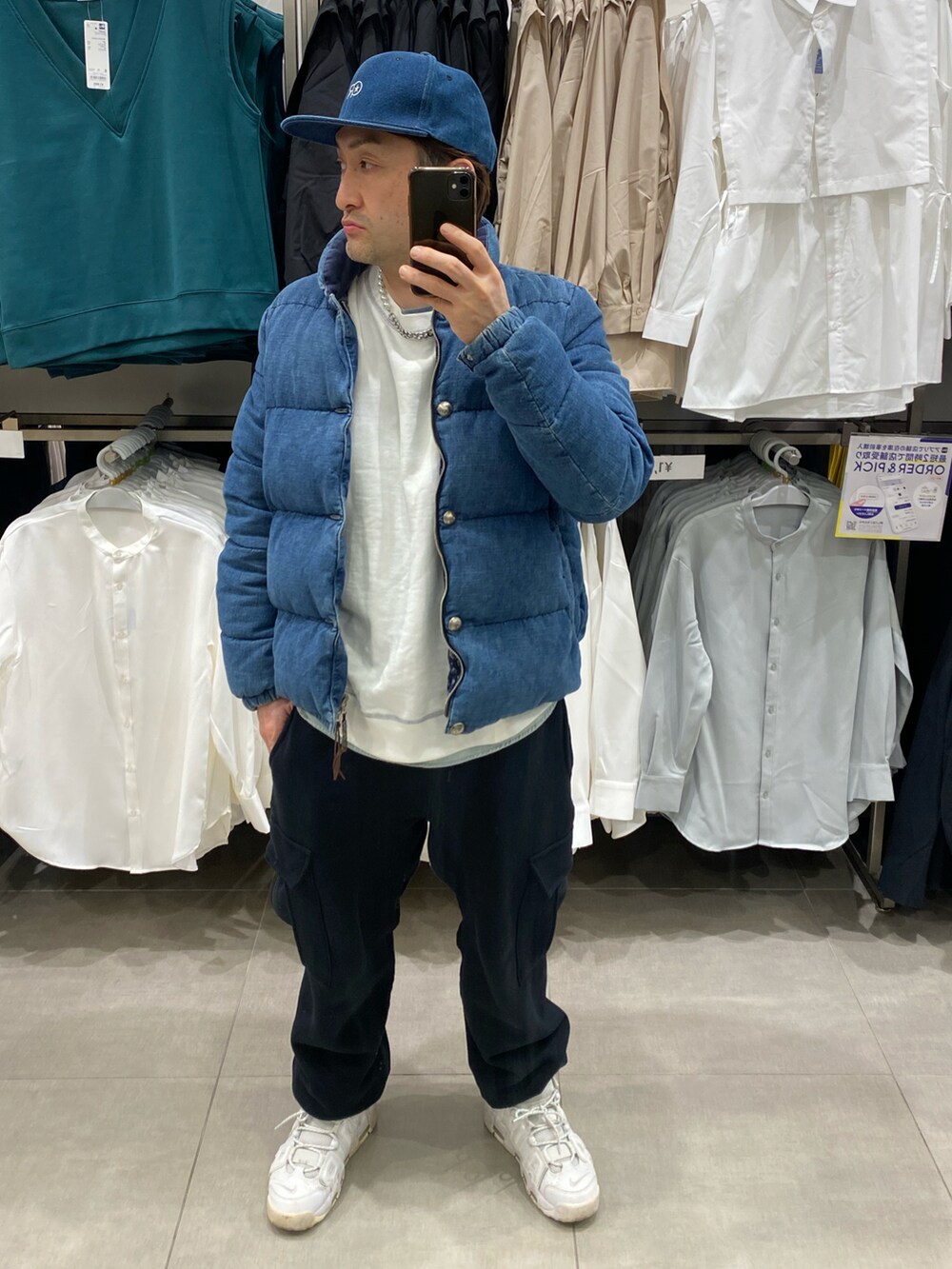 ブラック系のカーゴパンツ、ホワイト系のスニーカー、ホワイト系のスウェットを着用したメンズの冬コーディネートの3枚目の写真