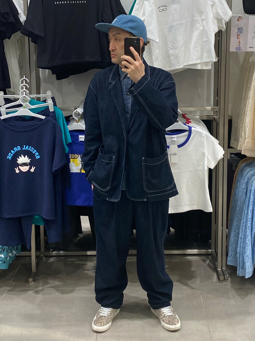 ブルー系のデニムジャケット、ブルー系のデニムパンツ、その他のスニーカーを着用したメンズの夏コーディネートの2枚目の写真