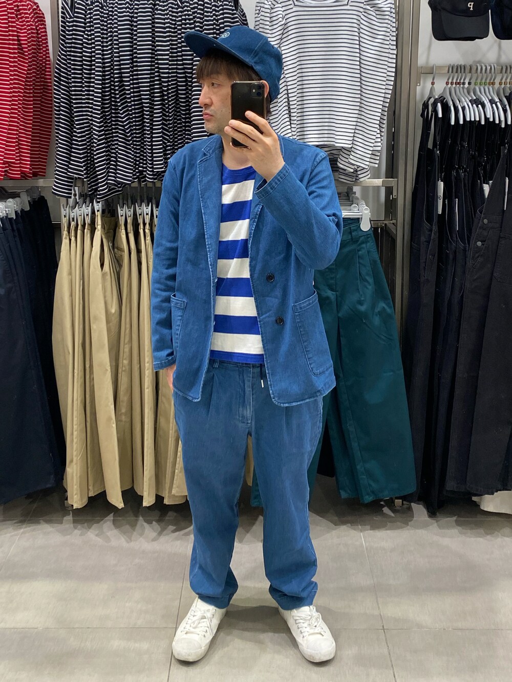 ブルー系のTシャツ/カットソー、ブルー系のセットアップ、ホワイト系のスニーカーを着用したメンズの春コーディネートの4枚目の写真