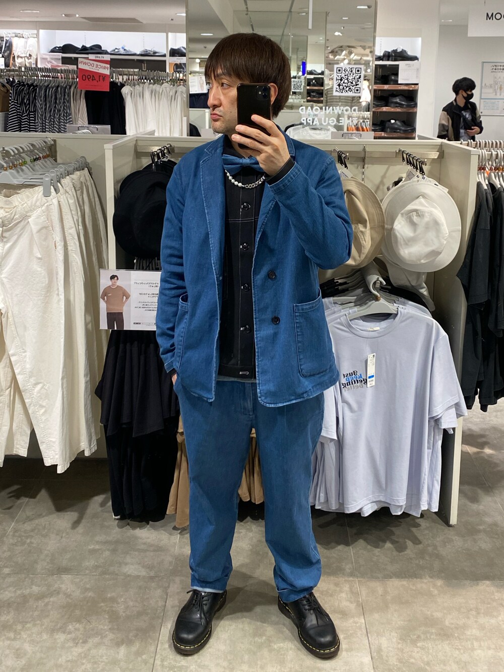 ブルー系のセットアップ、ブラック系のセットアップ、ブラック系のドレスシューズを着用したメンズの春コーディネートの2枚目の写真